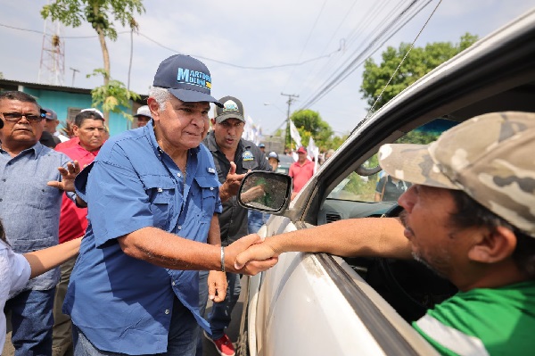 El candidato presidencial José Raúl Mulino recibe una calurosa bienvenida en Herrera. Foto, Cortesía