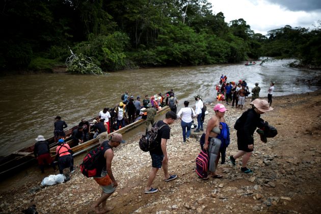 Migrantes irregulares atravesando la selva del Darién. Foto: Archivo