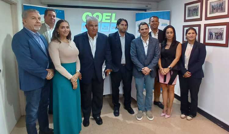 El candidato presidencial, José Raúl Mulino, con los miembros del COEL que asistieron a la reunión. Luis Ávila