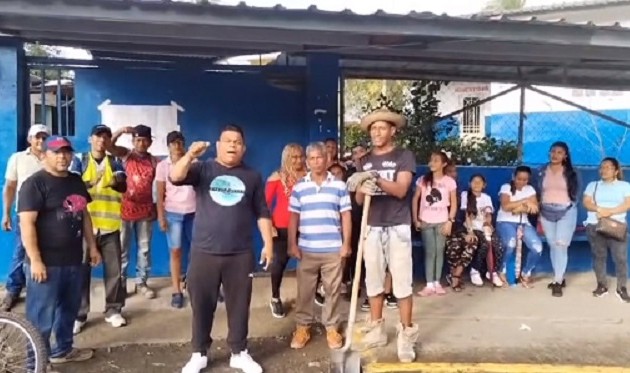 , Los padres de familia de la escuela Los Laguitos se sienten incómodos por la presencia del maestro y piden su traslado. Foto: Diomedes Sánchez  