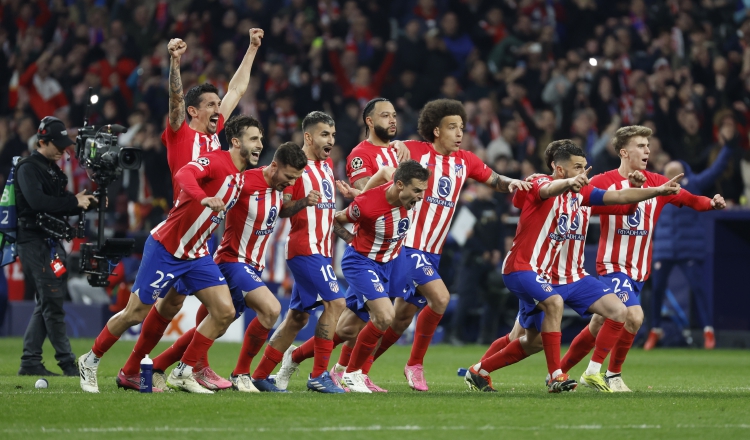 Jugadores de Atlético Madrid festejan su clasificación. Foto: EFE