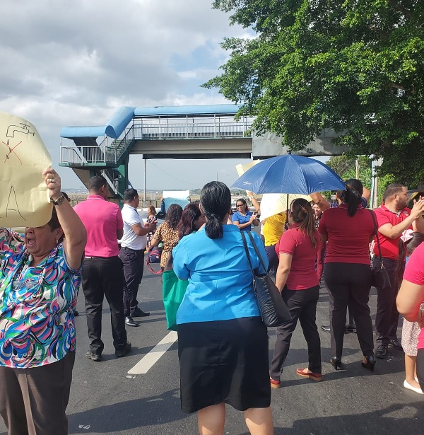 Padres de la escuela Ricardo J. Alfaro, en Tocumen, salieron a protestar este miércoles. Foto: Cortesía Aeve