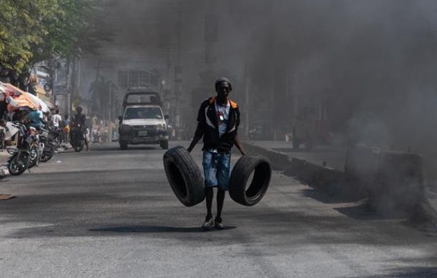 Manifestantes incendian neumáticos durante una protesta  en Puerto Príncipe (Haití). Foto: EFE