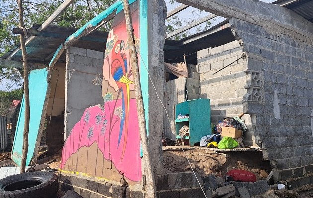 La casa   fue destruida por el fuerte oleaje de  la madrugada de este miércoles. Foto: Eric Montenegro