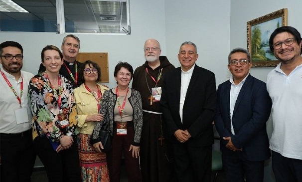 El cardena  Sean O’Malley (centro) inauguró el Memorare en Panamá. Foto: Internet