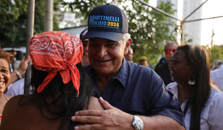 José Raúl Mulino, candidato presidencial por los partidos Realizando Metas y Alianza, en su recorrido por Panamá Viejo.