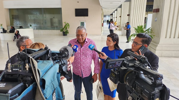 José Muñoz acudió este jueves al Tribunal Electoral para conversar con los magistrados sobre dos temas que les preocupa. Foto: Víctor Arosemena