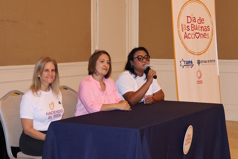 Eva Bettsak,de la Fundación Judío Panameña – JUPÁ (izq), expresó su entusiasmo al compartir con agentes de cambio de la zona Foto: Cortesía