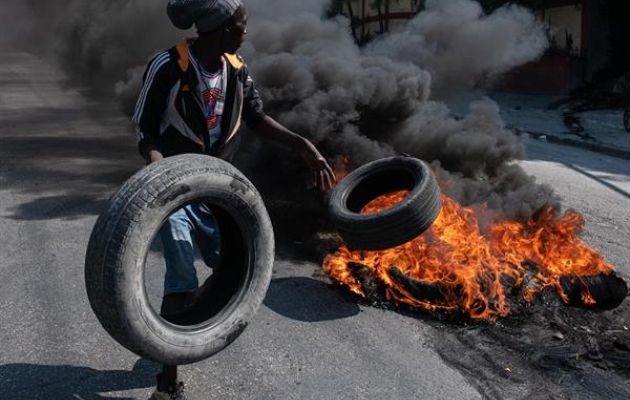 Manifestantes incendian neumáticos durante una protesta en Puerto Príncipe (Haití). Foto: EFE