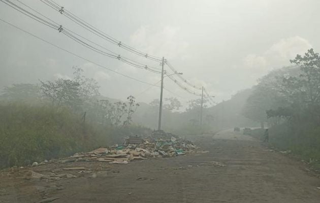 El humo de Cerro Patacón se ha expandido a varios sectores. Foto: Archivo