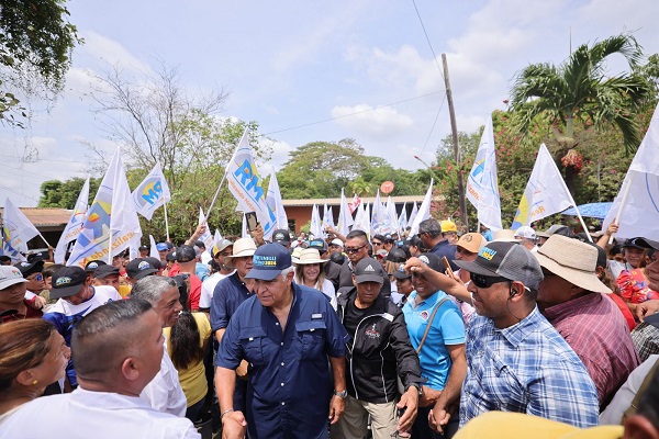 José Raúl Mulino realiza recorrido por Ocú. 