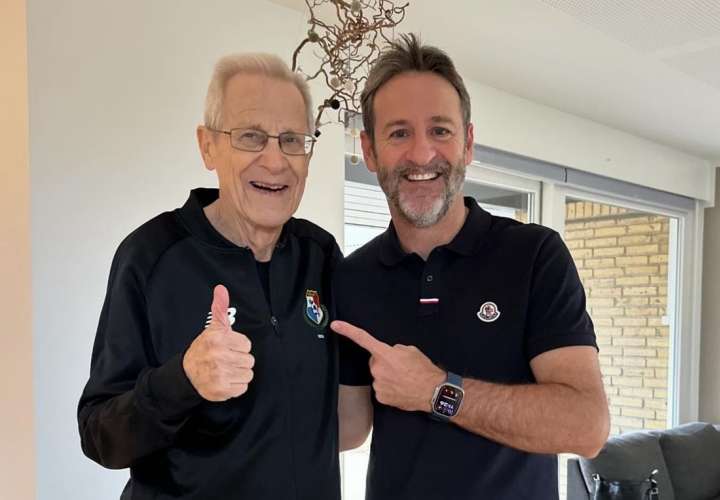 Thomas Christiansen, técnico de Panamá (der.) junto a su padre. Foto: Instagram