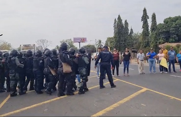  fuerte contingente policial llegó hasta el área para dispersar la protesta. Foto: Thays Domínguez