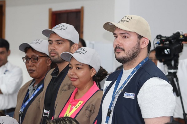 Personal debidamente identificado que realizará las entrevistas en residencias. Foto: Cortesía Senadis