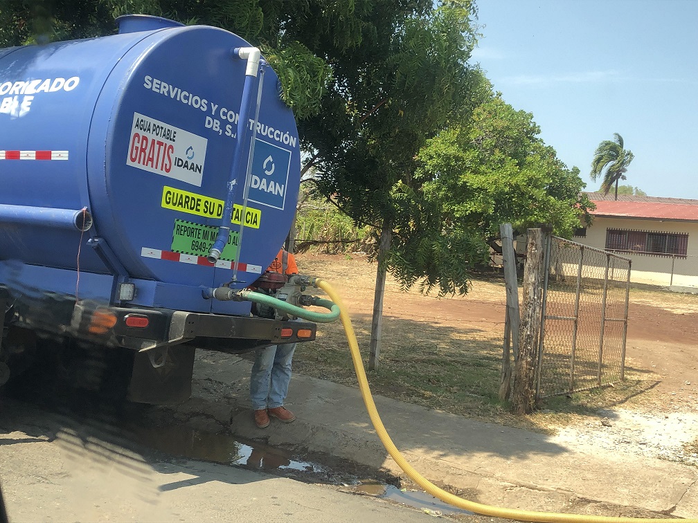 Carros cisternas del Idaan fueron enviados al área de Chitré para ser llenados y abastecer las áreas más críticas. Foto: Thays Domínguez,