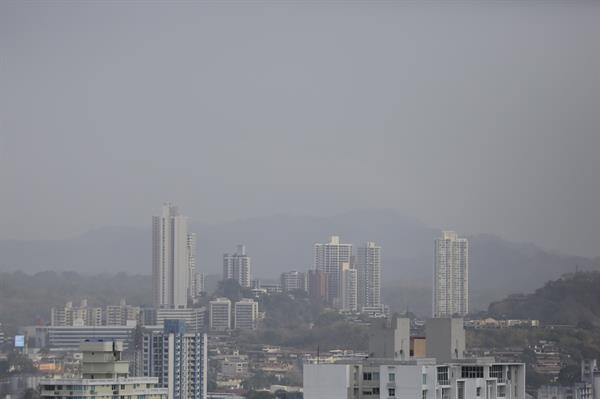 Sector de la Ciudad de Panamá afectado por el humo tóxico emanado por un incendio en el mayor vertedero de Panamá. EFE