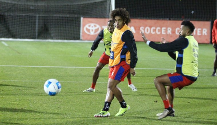 Carrasquilla (izq) y Aníbal Godoy durante los entrenamientos. Foto: Fepafut