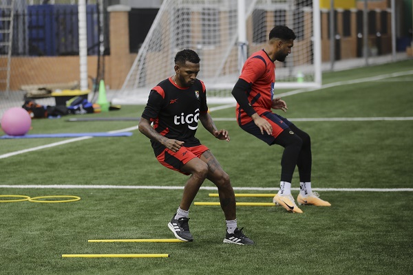 Alberto 'Negrito' Quintero (izq.) y el portero César Samudio en los entrenamientos de la selección panameña. Foto: EFE