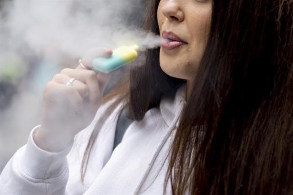 Identifican cambios similares en el ADN de las células de fumadores y vapeadores