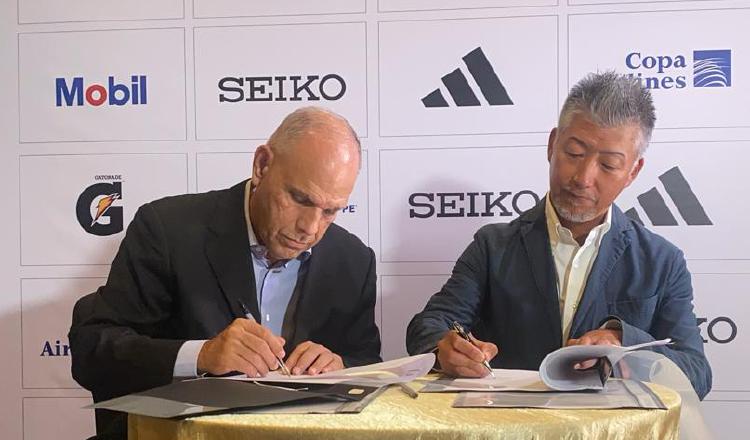 Gregorio Miró, presidente del Club Corredores del Istmo (izq.) y Fumio Tanaka, presidente de Seiko Panamá, firmaron el patrocinio. Foto:Víctor Arosemena