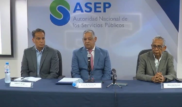 El director de la Asep, Armando Fuentes (centro), informa sobre el cierre de Digicel, junto a El director de la Asep, Armando Fuentes (centro), informa sobre el cierre de Digicel, junto a Hildeman Rangel (Izq) y Alex Arroyo (der). Cortesía Asep (Izq) y Alex Arroyo (der). Cortesía Asep