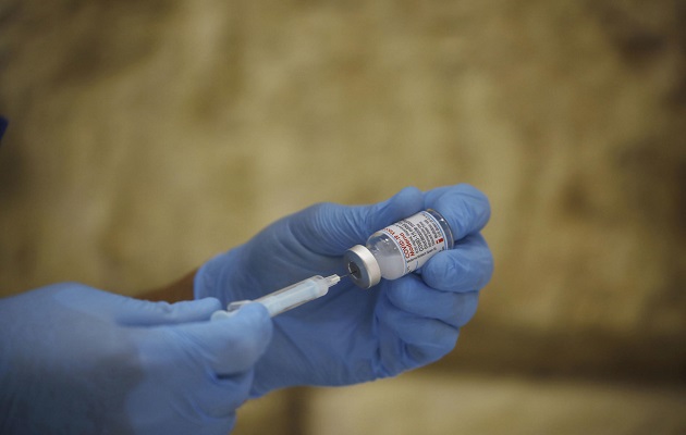 La comunidad científica sigue trabajando para desarrollar vacunas que se adapten a estas nuevas capacidades del SARS-CoV-2. Foto: EFE