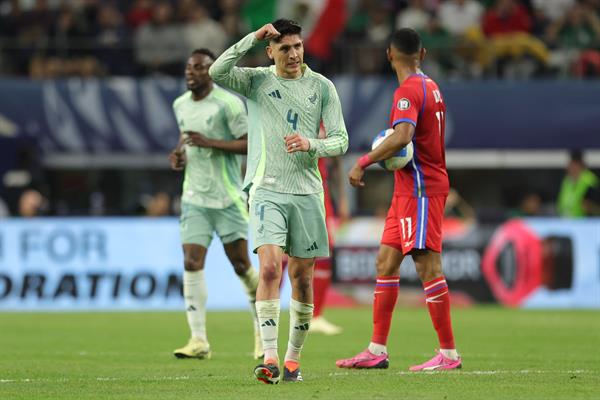 Edson Álvarez festeja su gol contra Panamá. Foto: EFE