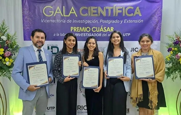 Profesores y estudiantes en una gala científica.