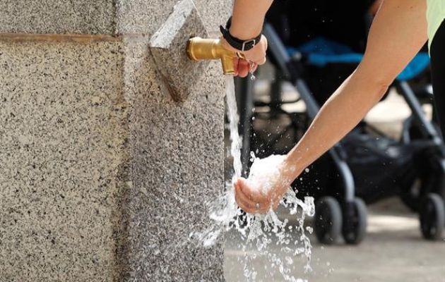 Una persona utiliza una fuente de agua. Foto: EFE