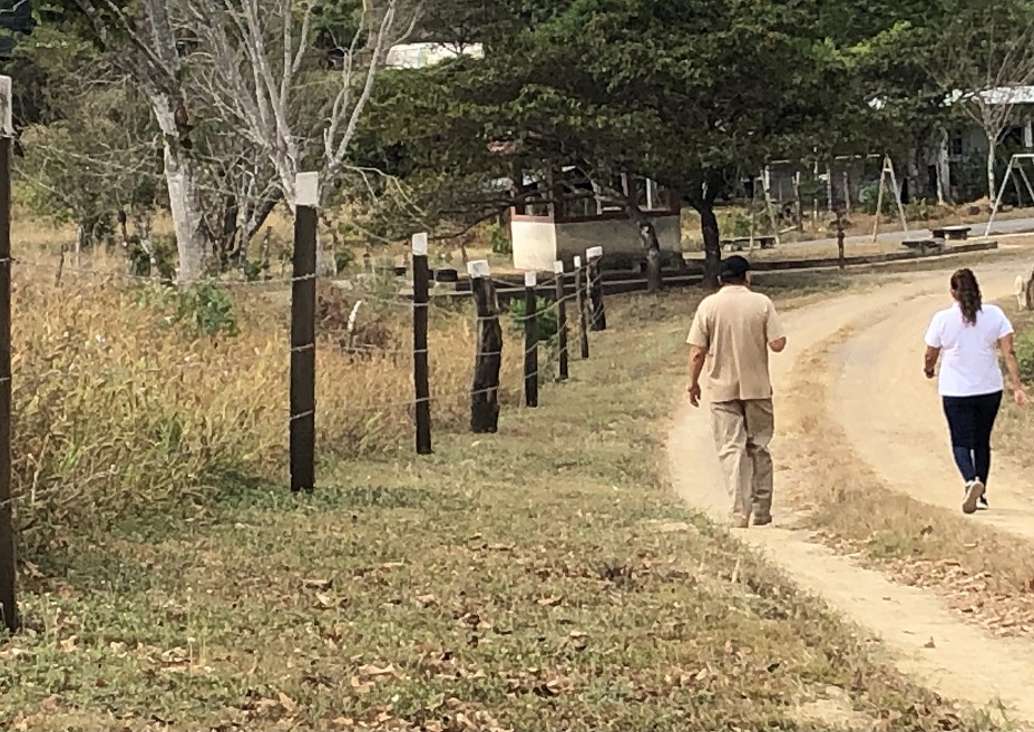 Equipos de salud se trasladaron a los alrededores de la vivienda para orientar a la familia de la menor. Foto: Thays Domínguez