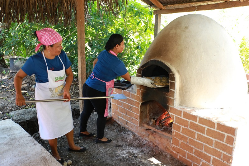  En la construcción del horno participaron los miembros de la comunidad a través de una junta de embarre. Foto: Cortesía Mides..
