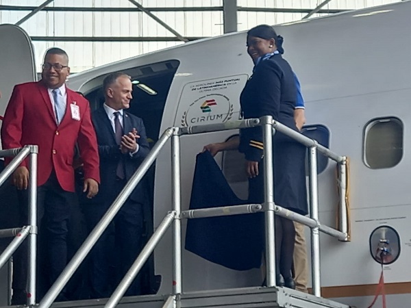 Jeremy Bowen, CEO de Cirium (segundo de izquierda a derecha) entregó la distinción a la aerolínea. Foto: Francisco Paz