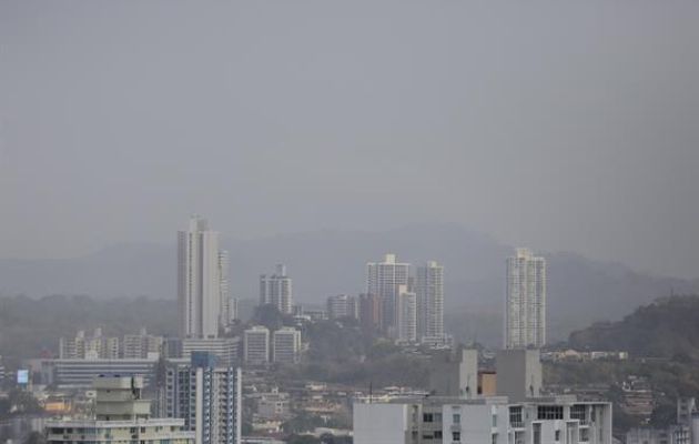Humo tóxico en la ciudad de Panamá. Foto: EFE