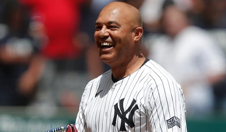 Mariano Rivera performs an honorary launch in Mexico