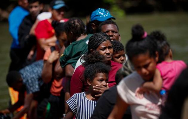 Migrantes caminando hacia la Estación de Recepción Migratoria (ERM) de Lajas Blancas. Foto: EFE