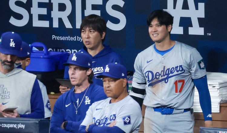 Ohtani (der.) y su intérprete Mizuhara (cent.) con los Dodgers. Foto:EFE