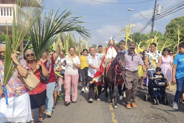 La imagen de Jesús, o Papa Chu cómo se le llama cariñosamente, recorre las calles del pueblo sobre el caballo, uno de los pasajes más gustados por la congregación durante los días santos. Foto. Thays Domínguez