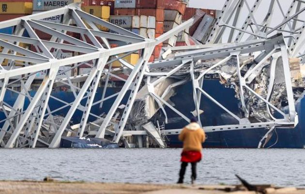 El carguero Dali, con bandera de Singapur, se estrelló contra el puente Francis Scott Key. Foto: EFE