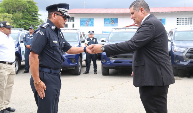 Jhon Dormheim, director de la Policía Nacional junto al Ministerio de Seguridad Pública, Juan Manuel Pino. Policía Nacional