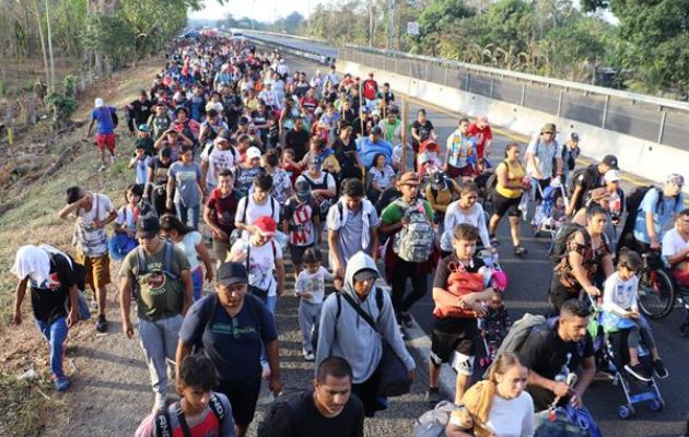 Migrantes caminan en una caravana llamada 'Viacrucis migrante' la cual se dirige hacia Ciudad de México. Foto: EFE