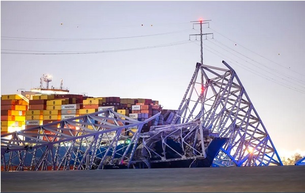 Imagen del puente Francis Scott Key, parcialmente derrumbado, tras el choque de un carguero en Baltimore, Maryland, EE.UU. Foto: EFE