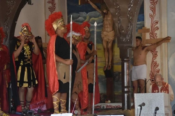 Se trata de un grupo de personas entusiastas, fieles guardianes de esta tradición, que se toman el escenario para dar vida a este emotivo evento que ha perdurado a lo largo de varias décadas. Foto. Thays Domínguez