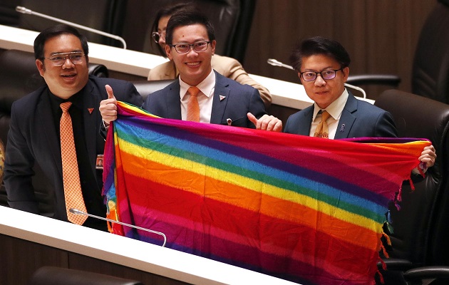 Los diputados  celebraron la aprobación con aplausos y abrazos. Foto: EFE