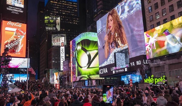 Actuación gratuita ofrecida por la cantante colombiana Shakira este martes en Times Square. Foto: EFE / Angel Colmenares