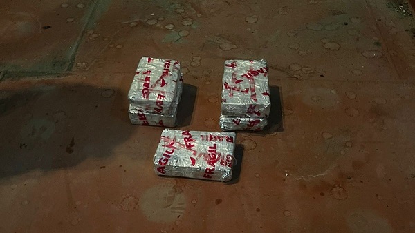  Se detectaron paquetes rectangulares de drogas en los paneles de refrigeración, por lo que fueron extraídos. Foto: Cortesía MP.