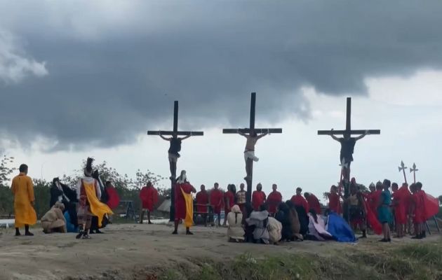 Crucified men with Filipina pain and blood recreate the Passion of Christ Crucified men with Filipina pain and blood recreate the Passion of Christ