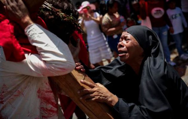 Viacrucis en la Parroquia Nuestra Señora de la Asunción este Viernes Santo. Foto: EFE