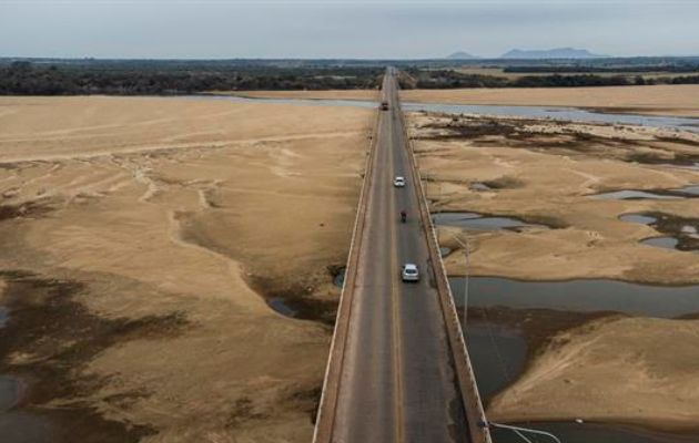 El río Branco tocó la marca de 39 centímetros negativos de caudal a principios de semana. Foto: EFE