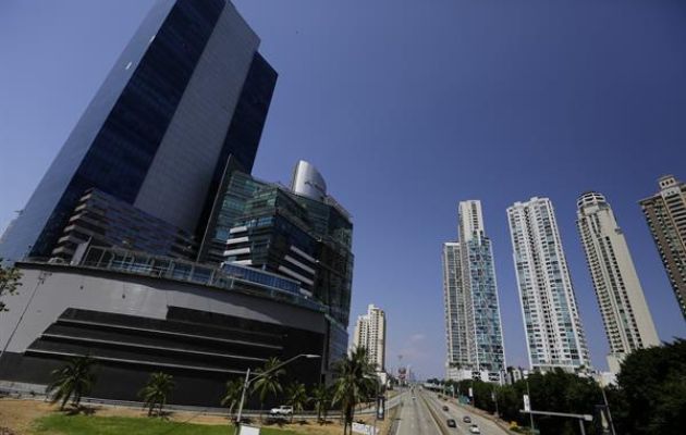 Fitch bajó la calificación a Panamá de 'BBB-' a 'BB+'. Foto: EFE