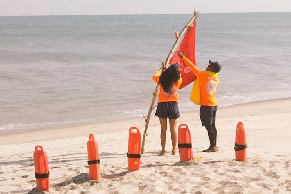 Se mantiene la vigilancia de las playas y se aplican las alertas necesarias para los bañistas. Foto. Sinaproc